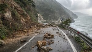 Strada danneggiata dopo frana sulla costa