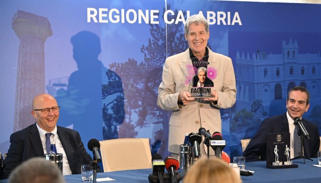 Vittorio Zito, Claudio Baglioni e Roberto Occhiuto alla Regione Calabria. Baglioni insignito dell'onorificenza Calabria Straordinaria
