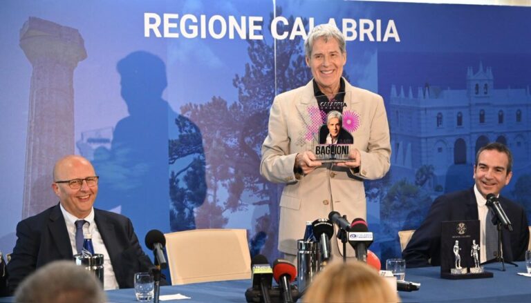 Vittorio Zito, Claudio Baglioni e Roberto Occhiuto alla Regione Calabria. Baglioni insignito dell'onorificenza Calabria Straordinaria