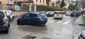 auto sprofonda in una buca messina