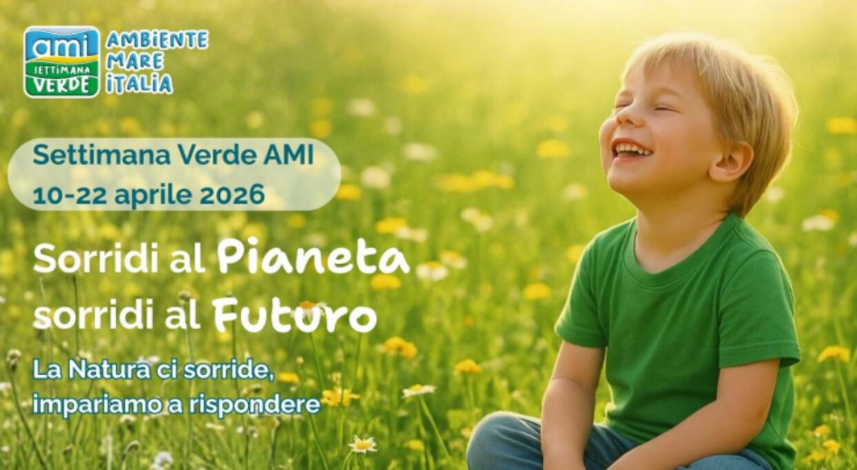 bambino sorridente in natura e ambiente