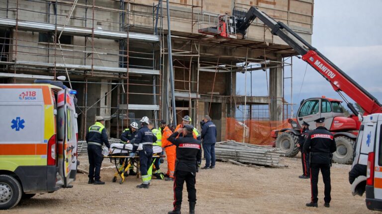 Terribile incidente sul lavoro in Sicilia, crolla impalcatura metallica in un cantiere edile: tre operai feriti
