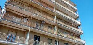 catanzaro donna di getta dal balcone insieme ai figli