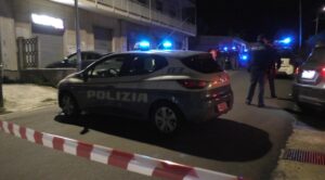 catanzaro donna di getta dal balcone insieme ai figli
