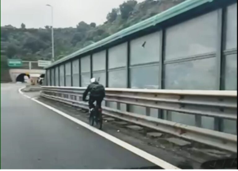 Reggio Calabria, pericolo sul raccordo autostradale: ciclista percorre la carreggiata tra le auto | VIDEO