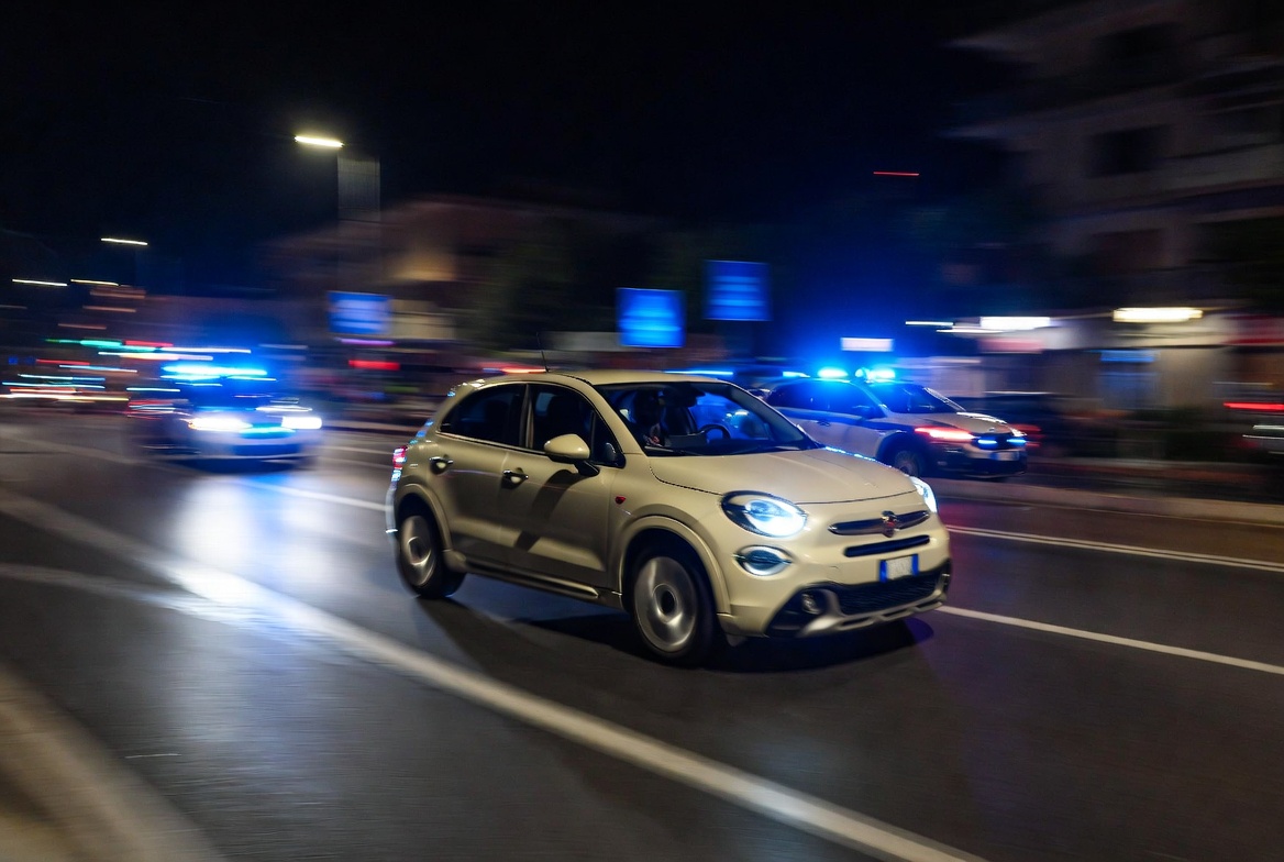 fiat 500 sfreccia in città di notte