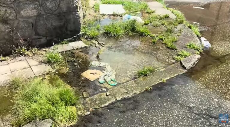 Reggio Calabria, vergogna a un passo dal centro: fogna a cielo aperto e sporcizia galleggiante (da più di un mese) | VIDEO