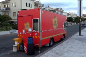 furgoncino vendita cibo chiuso per sospetto botulino