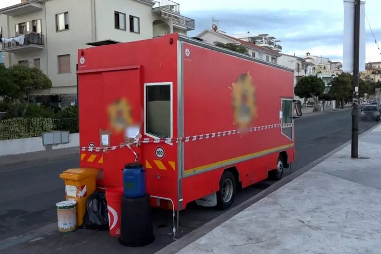 furgoncino vendita cibo chiuso per sospetto botulino