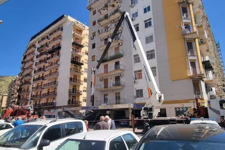 Tragedia a Palermo: due operai morti dopo la caduta da una gru, ferito anche un gommista