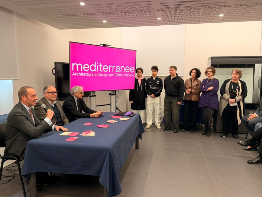 l’installazione espositiva “Mediterranee. Architettura e Design per Gianni Versace”