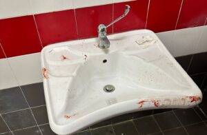 macchie di sangue nel lavandino del PalaCalafiore