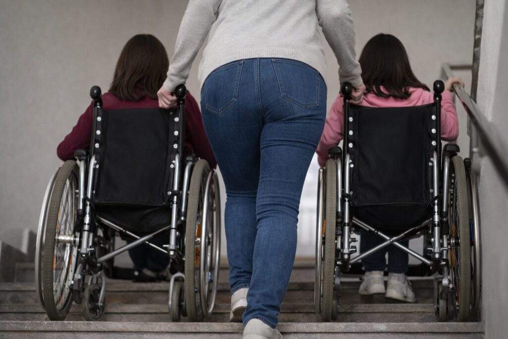 madre con figlie disabili