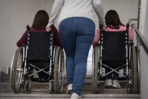 madre con figlie disabili