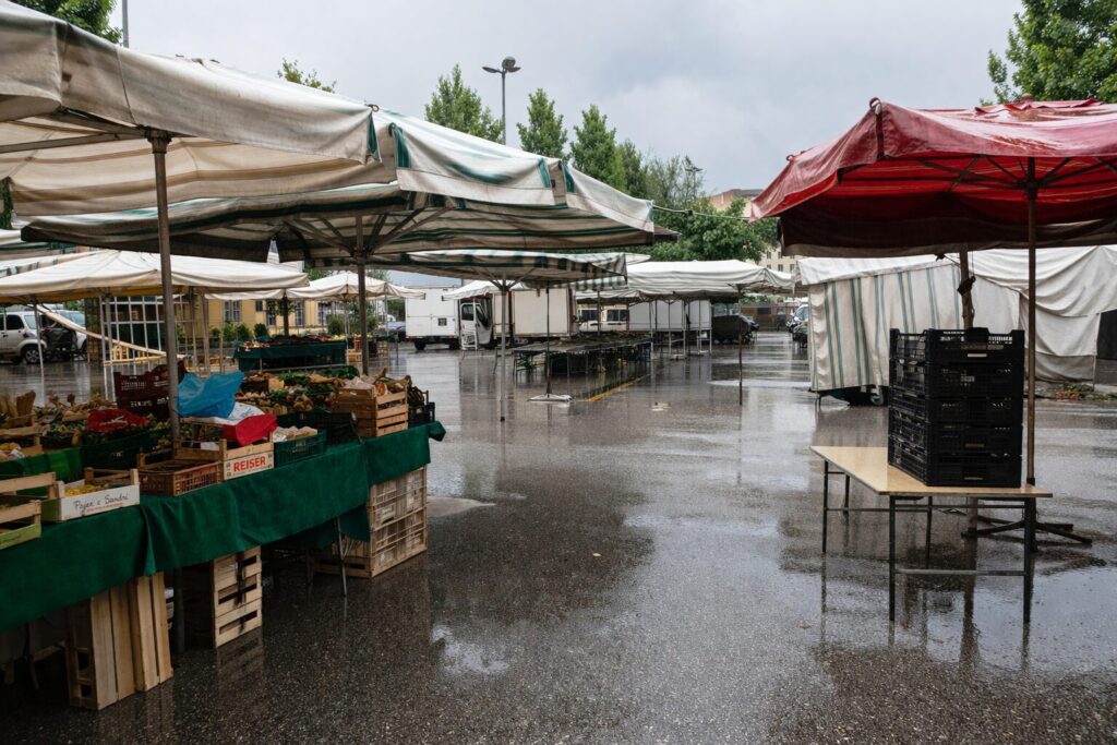 mercato all'aperto vuoto causa maltempo