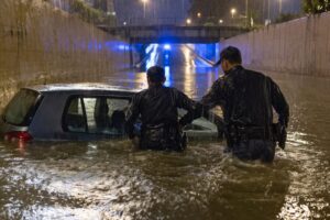 polizia salva auto bloccata dal maltempo