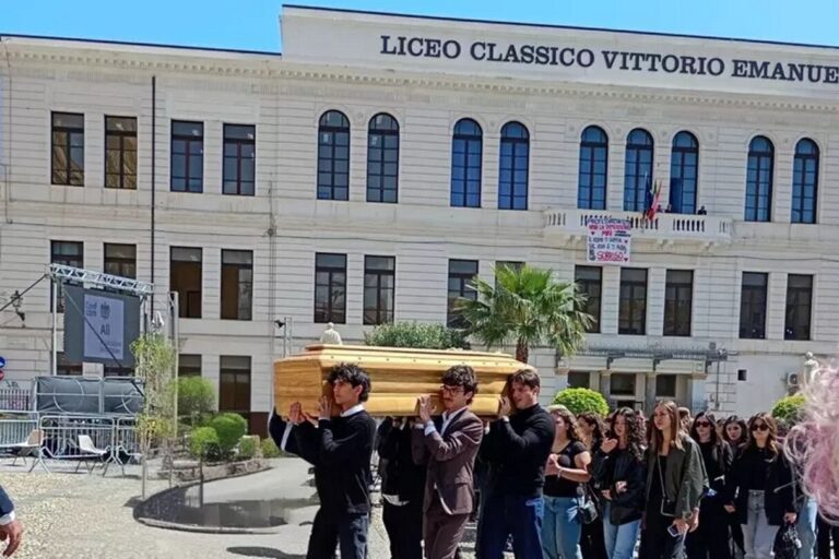 Palermo in lutto per la prof morta in classe: l’ultimo commosso saluto degli studenti