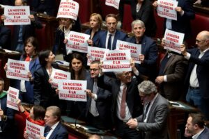 protesta opposizioni alla camera dopo decreto sicurezza