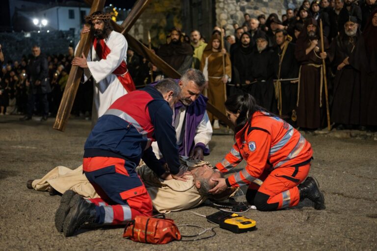 Paura in Sicilia, arresto cardiaco durante la Via Crucis: interviene il 118