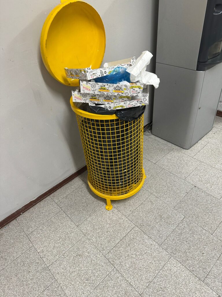 sporcizia e degrado al palacalafiore