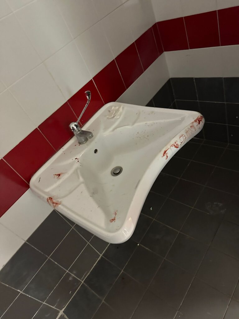 sporcizia e degrado al palacalafiore