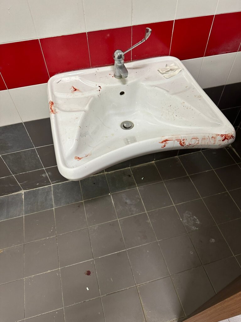 sporcizia e degrado al palacalafiore