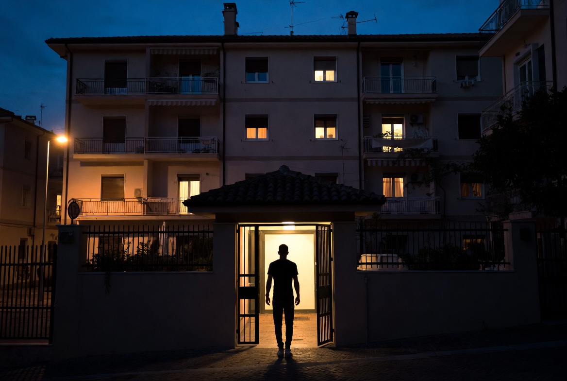 uomo entra in casa di notte