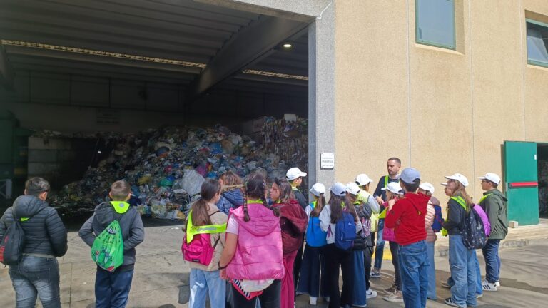 Riciclo Aperto 2026: cinquanta alunni della scuola di Caulonia visitano la Circular Factory di Marina di Gioiosa Jonica