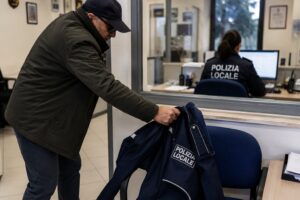 Uomo ruba giubbotto polizia locale