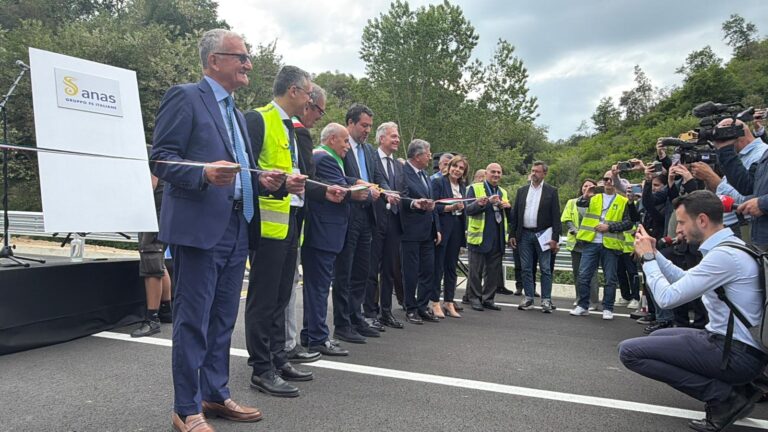 Calabria: aperto al traffico il lotto “Superamento del Colle Scornari” sulla Trasversale delle Serre, Salvini al taglio del nastro
