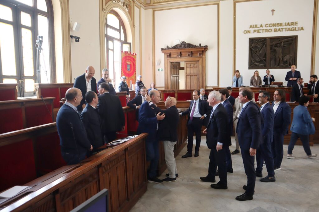 Consiglio Comunale Reggio Calabria 11 maggio 2026 consiglieri salutano Minicuci
