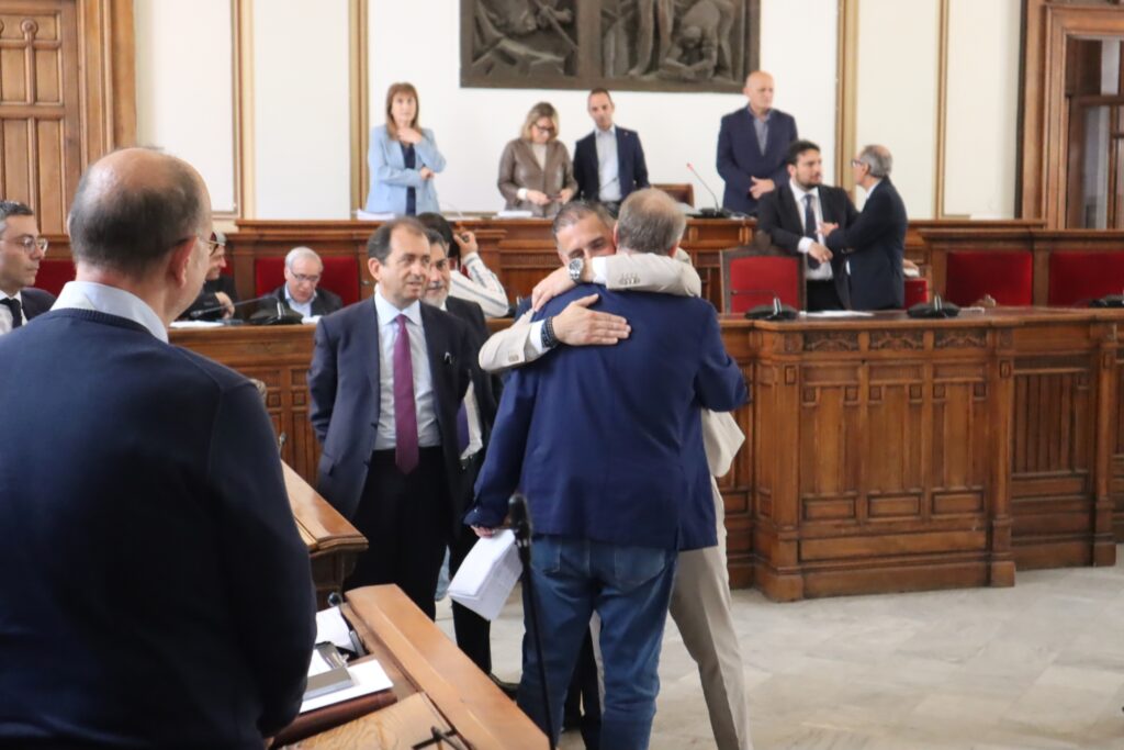 Consiglio Comunale Reggio Calabria 11 maggio 2026 abbraccio Burrone Minicuci