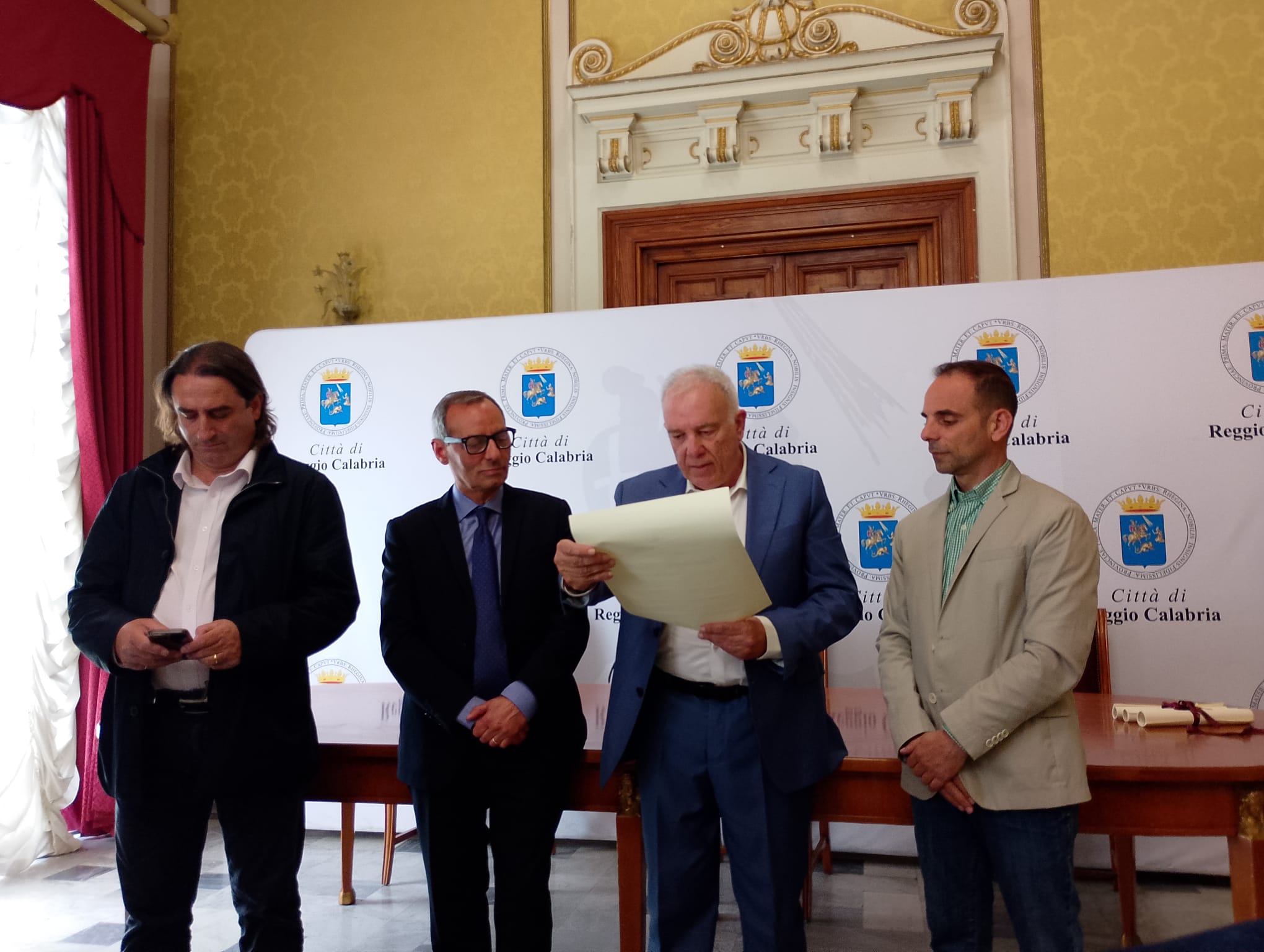 Enzo Gullo premiazione sindaco Battaglia