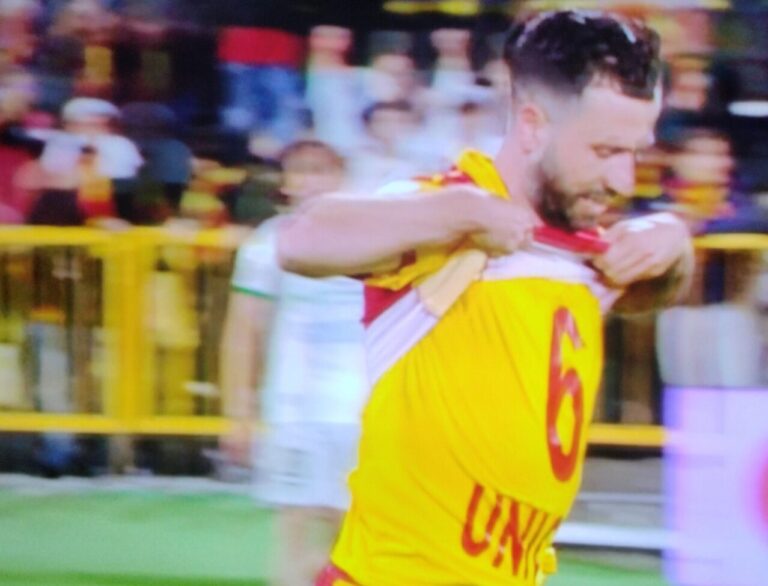Catanzaro, e sono tre! 3ª semifinale playoff di fila: Avellino KO, ora la sfida al Palermo per sognare la A. E Iemmello festeggia come Totti