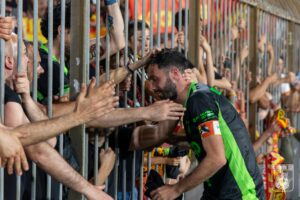 Iemmello piange abbracciato dai tifosi del Catanzaro