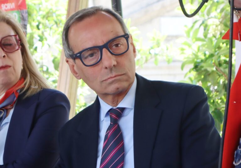 Reggio Calabria, il PD presenta la sua lista e Battaglia punzecchia Cannizzaro sul messaggio di Arghillà contro la ‘ndrangheta: “noi non ne abbiamo bisogno…”