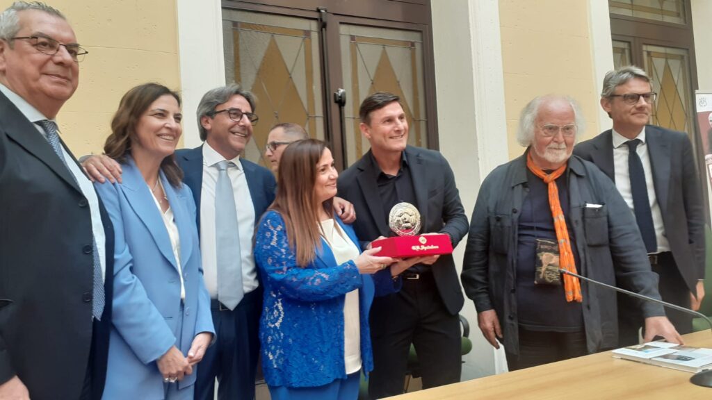 Javier Zanetti riceve il Premio Granillo a Reggio Calabria (1)