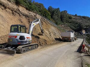 Lavori strada bobcat mezzi di cantiere