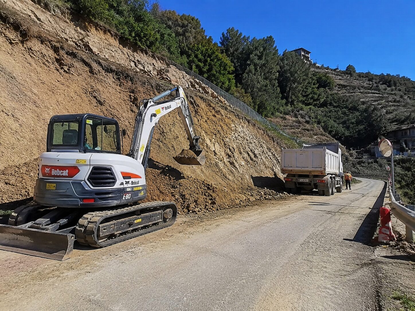 Lavori strada bobcat mezzi di cantiere