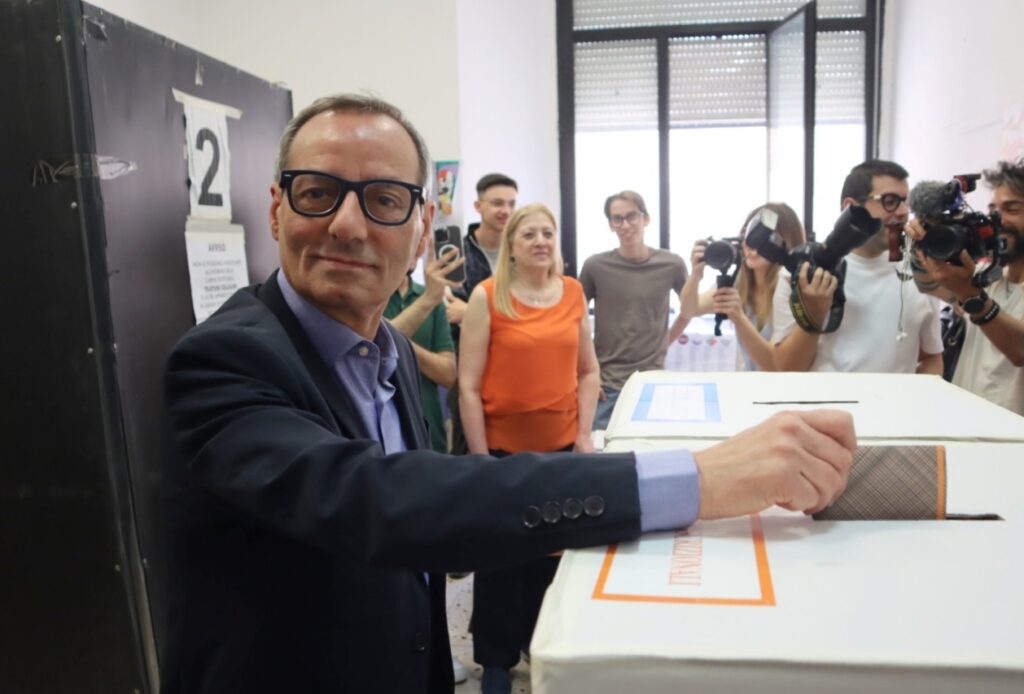 Mimmo Battaglia vota alle elezioni comunali 2026