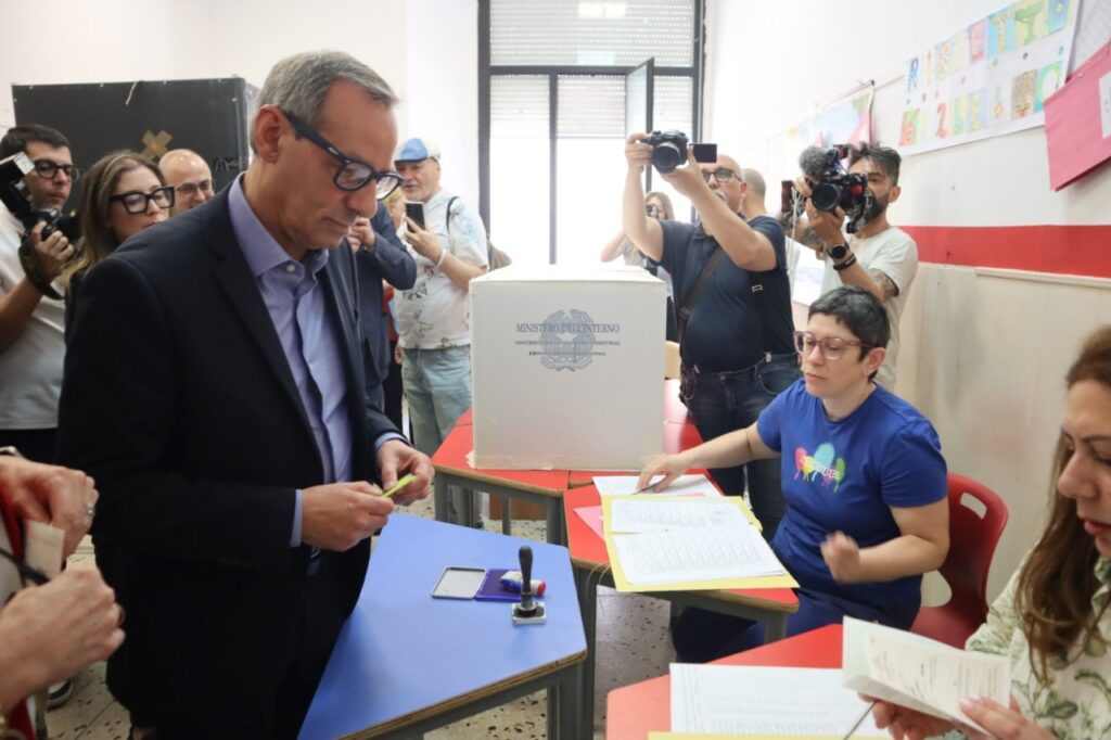 Mimmo Battaglia vota alle elezioni comunali 2026