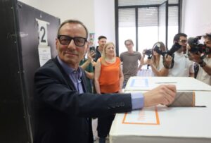 Mimmo Battaglia vota alle elezioni comunali 2026