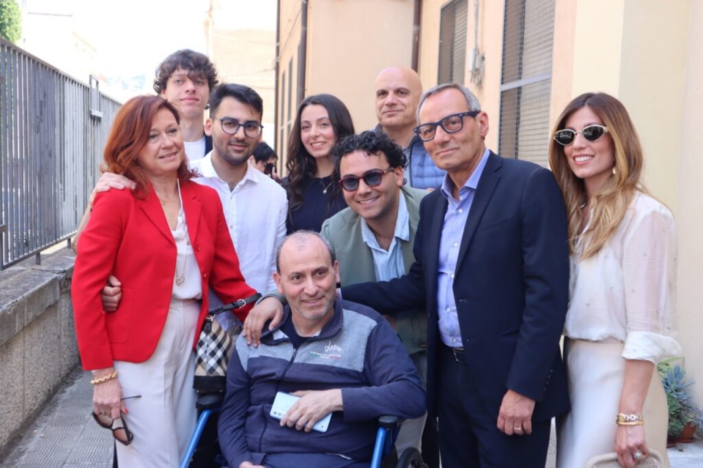 Mimmo Battaglia vota alle elezioni comunali 2026