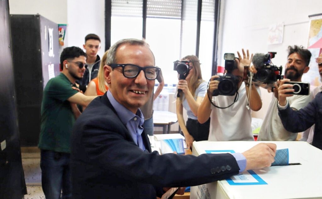 Mimmo Battaglia vota alle elezioni comunali 2026