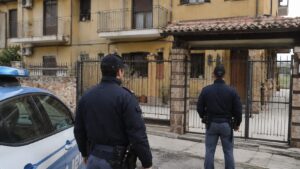 Polizia davanti a un edificio residenziale