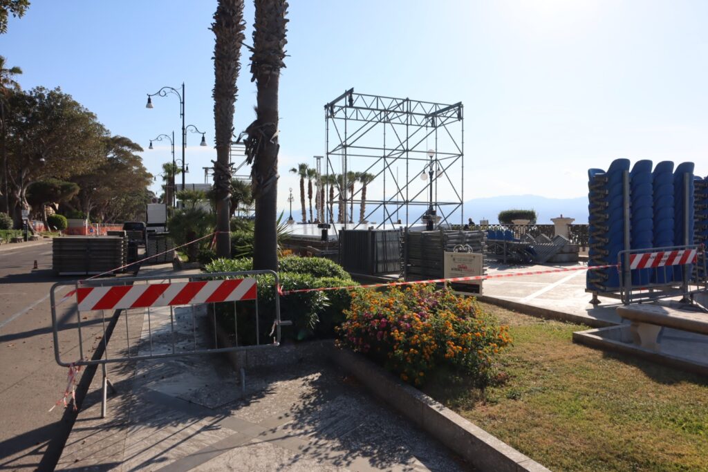 Preparazione lungomare festa dell'arma