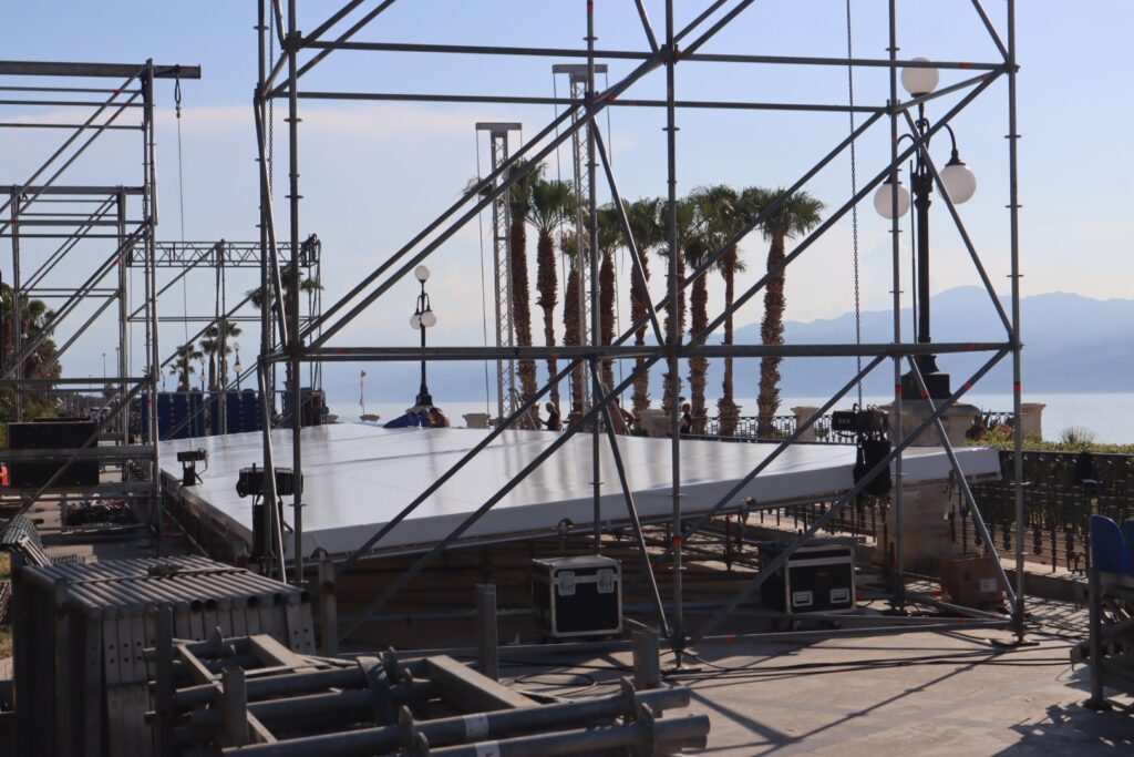 Preparazione lungomare festa dell'arma