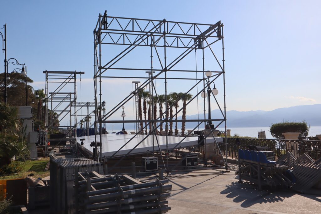 Preparazione lungomare festa dell'arma
