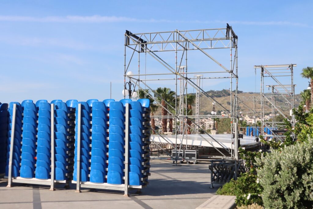 Preparazione lungomare festa dell'arma
