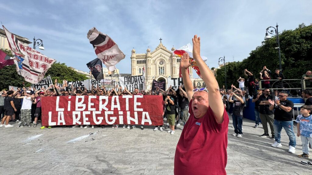 Protesta ultrà Reggina sul Corso Garibaldi